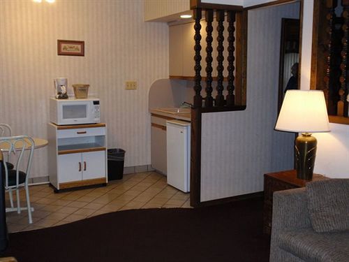 Chalet Inn & Suites Centerport Exterior photo