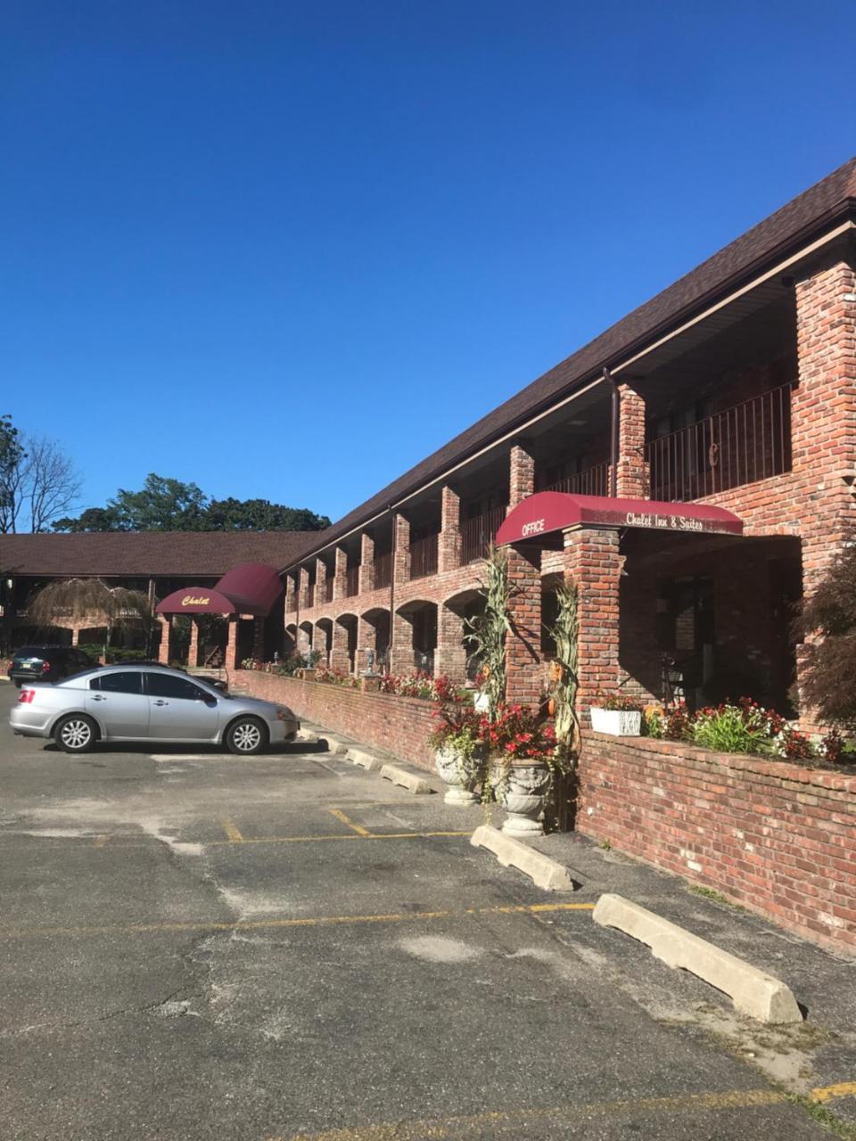 Chalet Inn & Suites Centerport Exterior photo